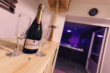 Ajoutez une bouteille de champagne à la réservation de votre Love Room Béthune et Lens