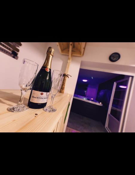 Ajoutez une bouteille de champagne à la réservation de votre Love Room Béthune et Lens